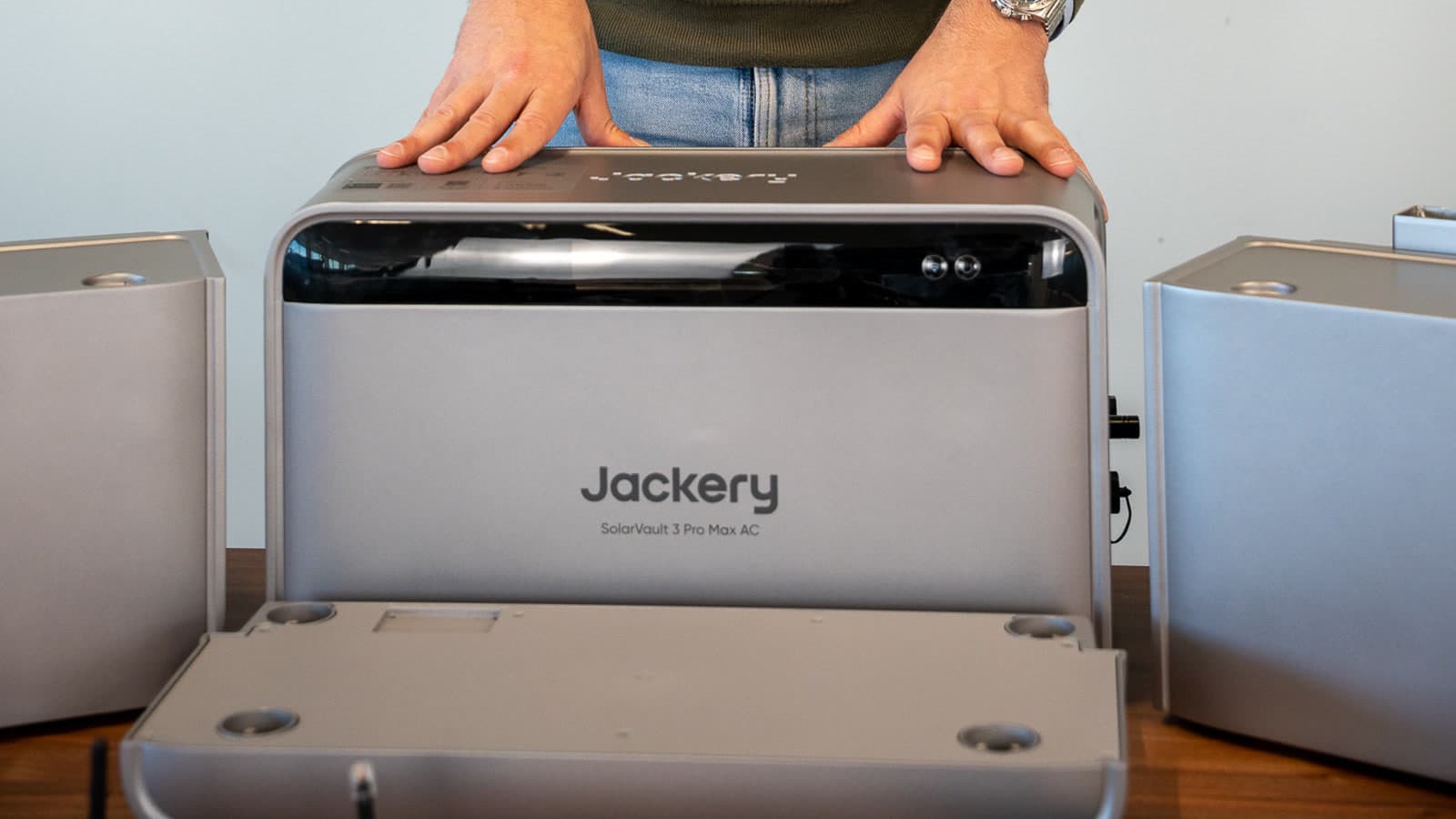 Plug-in thuisbatterij naast een meterkast