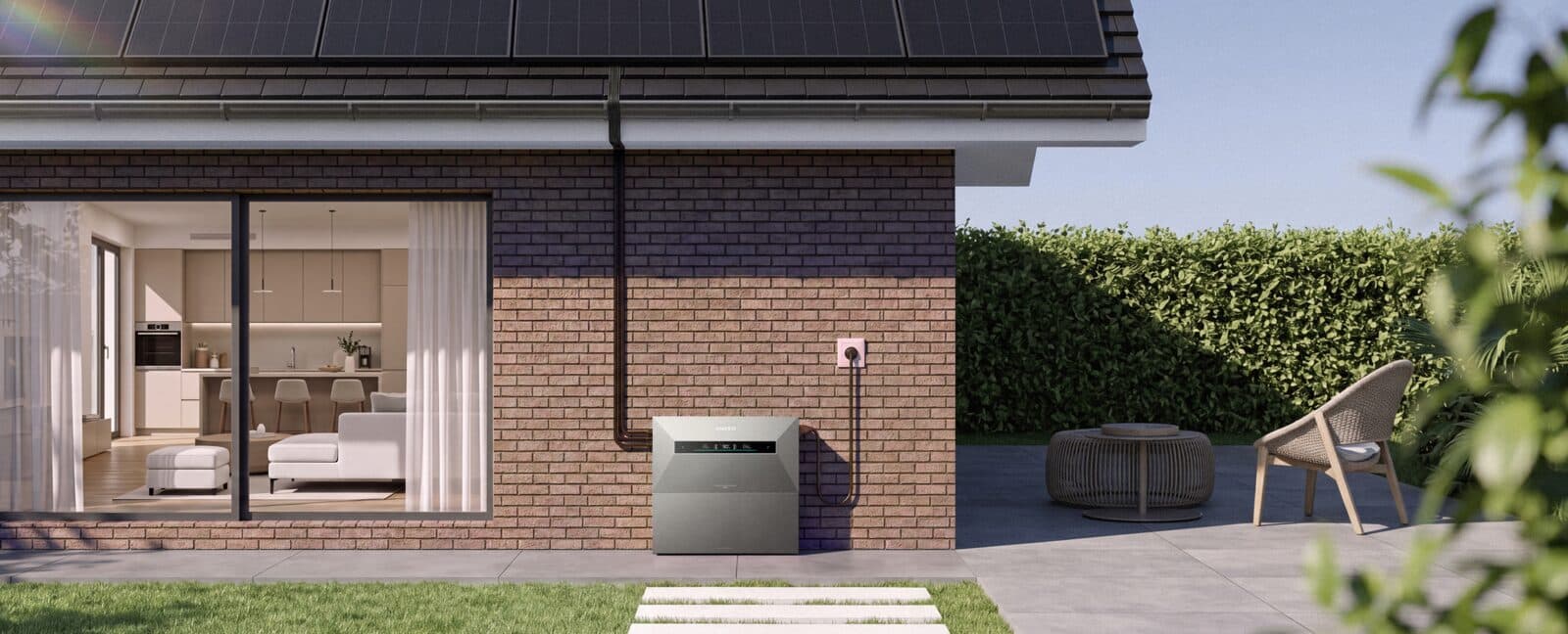 Zonnepanelen op het dak lopen met hun kabels rechtstreeks de Anker SOLIX Solarbank Max in